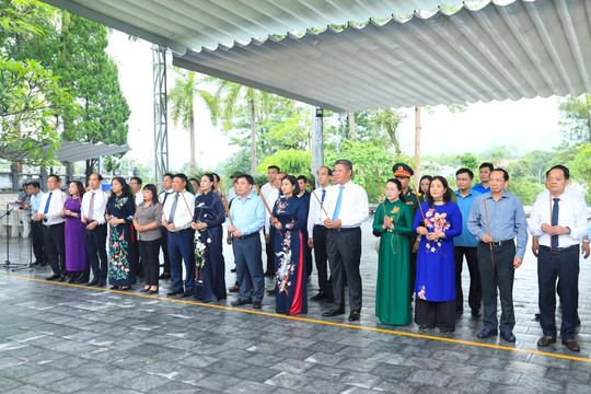Đoàn đại biểu Thành phố Hà Nội viếng Nghĩa trang Liệt sỹ Quốc gia Vị Xuyên