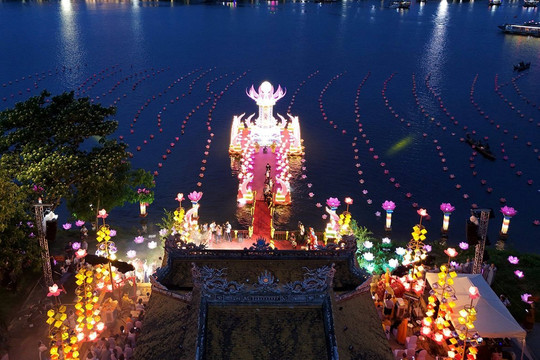 Nhiều nghi thức thiêng liêng trong Lễ hội hoa đăng trên sông Hương