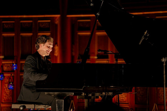 Nghệ sĩ piano lừng danh, nhà soạn nhạc nổi tiếng thế giới Steve Barakatt lần đầu tiên công diễn tại Việt Nam