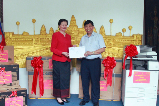 Hội Hữu nghị Việt Nam - Campuchia trao tặng Đại sứ quán Campuchia thiết bị văn phòng thiết yếu