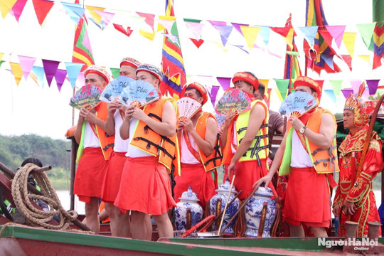 Độc đáo cảnh trai Hà thành mặc váy rước nước trên sông Hồng tại Lễ hội đình Chèm