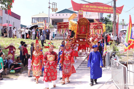Lễ hội đình Chèm - sản phẩm sáng tạo thể hiện sự gắn kết cộng đồng của cư dân Thăng Long- Hà Nội