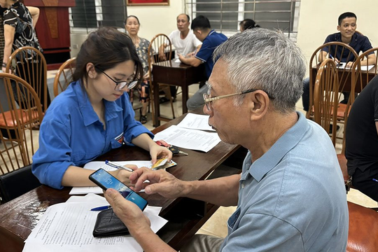 Chuyển đổi số tại Hà Nội: Lợi ích kép chi trả lương hưu, trợ cấp BHXH qua chuyển khoản
