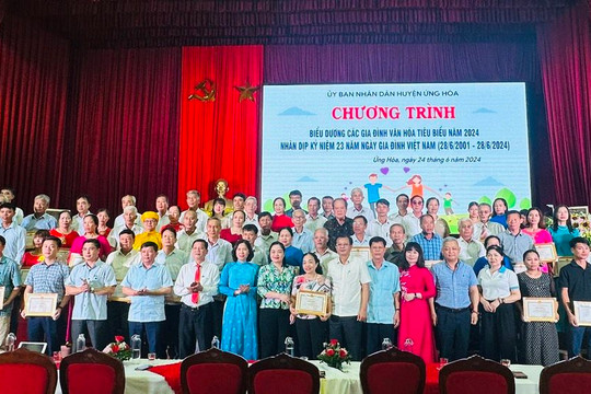 Huyện Ứng Hòa (Hà Nội): Tuyên dương 70 gia đình văn hóa tiêu biểu năm 2024