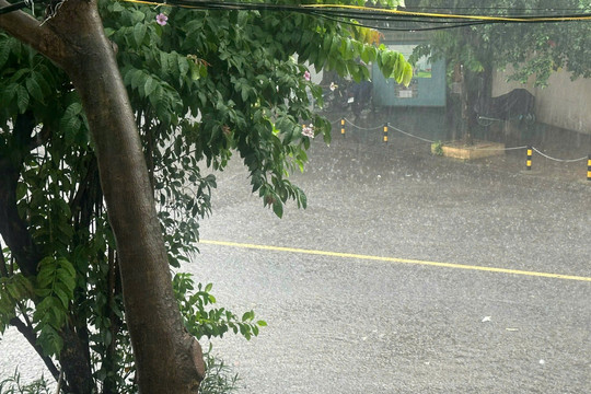 Hà Nội mưa to, đề phòng hiện tượng thời tiết nguy hiểm