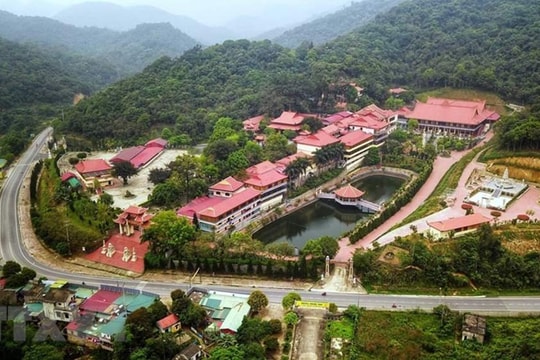Chuyên gia UNESCO khảo sát bãi cọc Bạch Đằng để góp ý vào hồ sơ đề cử Di sản thế giới