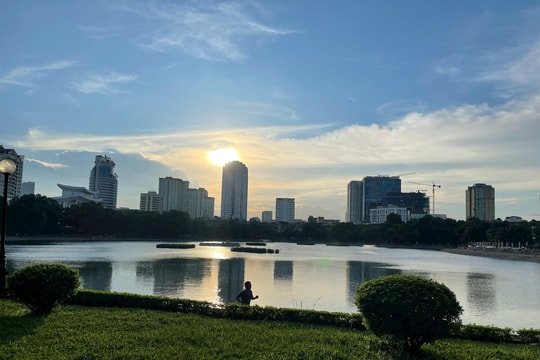 Thủ đô Hà Nội ngày nắng, chiều tối và đêm có mưa