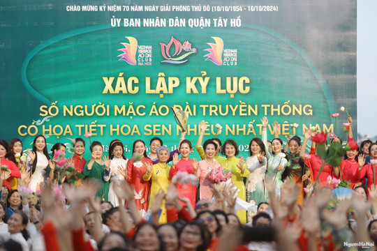 Hơn 1.000 phụ nữ mặc áo dài họa tiết sen xác lập kỷ lục mới