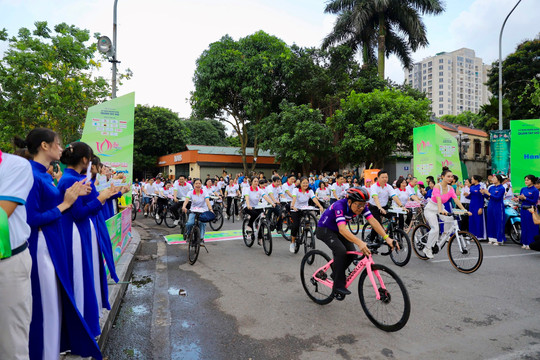 7.000 người tham gia đạp xe hưởng ứng Hành trình xanh 'Sắc sen Tây Hồ'