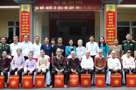 Bí thư Thành ủy Hà Nội thăm, tặng quà Trung tâm Điều dưỡng người có công số II