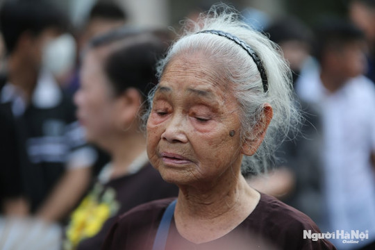 Nhiều người cao tuổi đến Nhà tang lễ Quốc gia để được thắp nén tâm hương tưởng nhớ Tổng Bí thư Nguyễn Phú Trọng