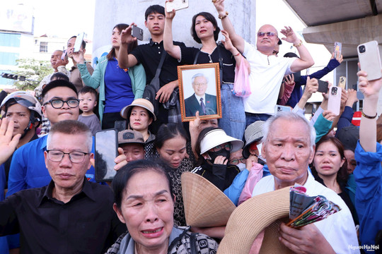 [Video] Trào tuôn nước mắt tiễn biệt Tổng Bí thư Nguyễn Phú Trọng về cõi vĩnh hằng