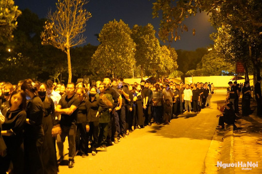 Người dân xếp hàng dài trong đêm vào viếng Tổng Bí thư Nguyễn Phú Trọng tại quê nhà