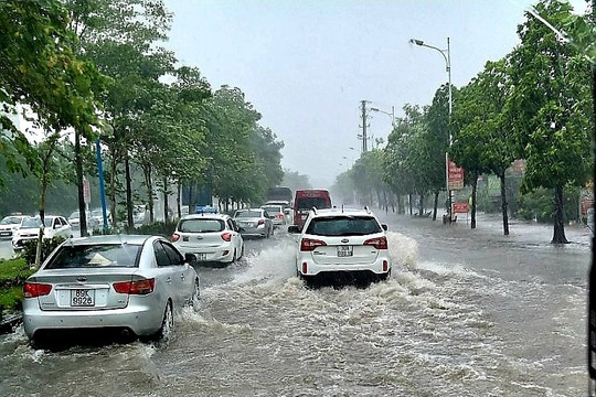 Thủ đô Hà Nội mưa to, cảnh báo ngập lụt