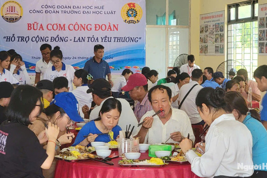 TT-Huế: Chương trình Bữa cơm Công đoàn “Hỗ trợ cộng đồng – Lan tỏa yêu thương” đến với tân sinh viên