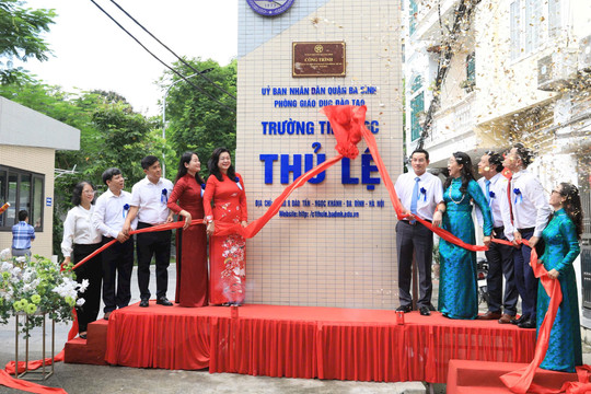 Gắn biển công trình trường Tiểu học Thủ Lệ chào mừng kỷ niệm 70 năm Ngày Giải phóng Thủ đô