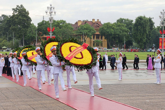 Lãnh đạo Đảng, Nhà nước và Thành phố Hà Nội vào Lăng viếng Chủ tịch Hồ Chí Minh