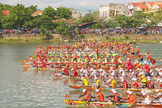 Sôi nổi lễ hội đua thuyền mừng Tết Độc lập ở quê hương Đại tướng Võ Nguyên Giáp