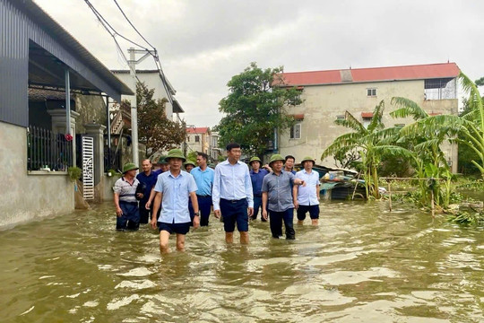 Trưởng ban Dân vận Thành ủy Đỗ Anh Tuấn kiểm tra, tặng quà các hộ dân vùng lũ Quốc Oai