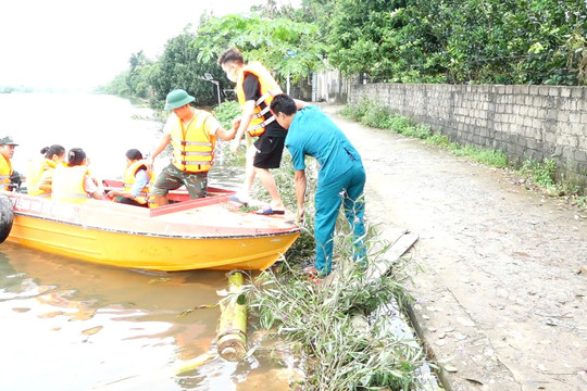 Huyện Thanh Oai hỗ trợ người dân bị chia cắt do ảnh hưởng cơn bão số 3