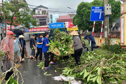 Chính quyền và nhân dân huyện Thanh Oai tích cực dọn dẹp, vệ sinh môi trường sau bão lũ