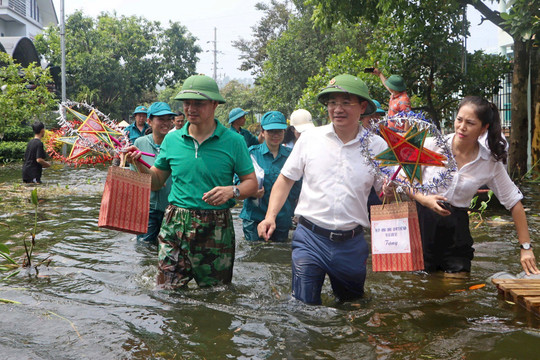 Lãnh đạo Thị xã Sơn Tây cùng NSND Xuân Bắc, Tự Long tặng quà Tết Trung thu các em nhỏ vùng ngập lụt