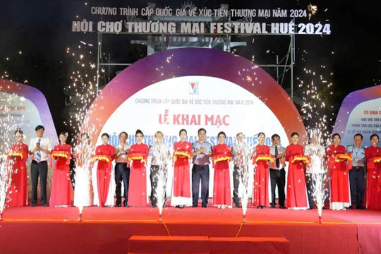 Hàng trăm gian hàng tham gia và hoạt động thiện nguyện tại Hội chợ thương mại Festival Huế