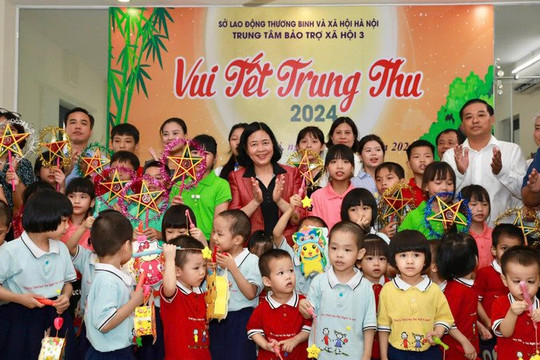 Hà Nội tặng quà Tết Trung thu cho 1.595 trẻ em có hoàn cảnh khó khăn