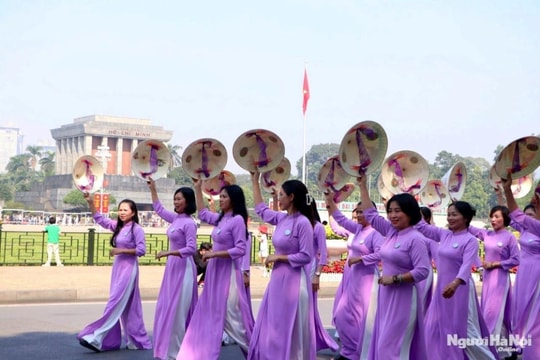 Hàng nghìn phụ nữ Thủ đô tham gia đồng diễn dân vũ và Carnaval Áo dài