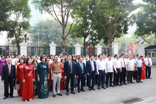 Quận Hai Bà Trưng tổ chức dâng hoa nhân kỷ niệm 70 năm Ngày Giải phóng Thủ đô
