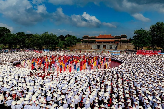 Tái diễn lễ Truyền Lô, hàng nghìn khán giả ở Ngọ Môn Huế cổ vũ Quán quân Đường lên đỉnh Olympia năm 2024