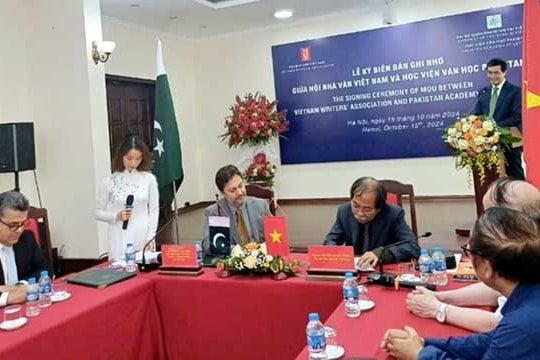 Hội Nhà văn Việt Nam ký kết hợp tác với Viện Văn học Pakistan