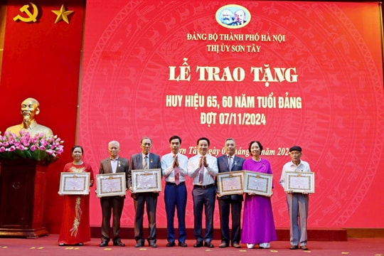 Thị xã Sơn Tây trao huy hiệu Đảng cho 149 đảng viên