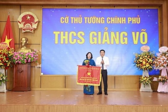 Trường THCS Giảng Võ (quận Ba Đình, TP. Hà Nội) vinh dự đón nhận cờ thi đua xuất sắc của Chính phủ