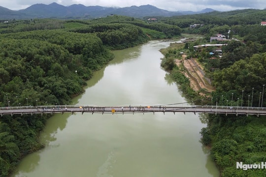 Xe thu gom rác rơi trên cầu treo Bình Thành xuống sông Hương, 2 người mất tích