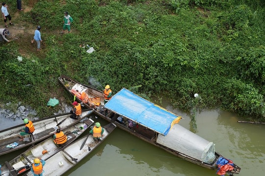 Xe thu gom rác rơi trên cầu treo xuống sông Hương: Tìm thấy thi thể 2 người mất tích