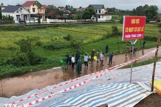 Công bố tình huống khẩn cấp sạt lở đê tại huyện Ba Vì