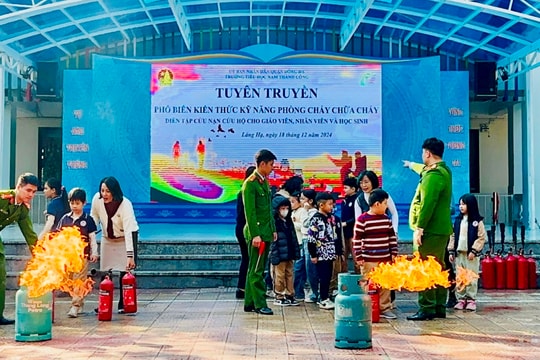 Học sinh Trường tiểu học Nam Thành Công hào hứng tham gia chương trình tuyên truyền phổ biến kiến thức kỹ năng PCCC và CNCH