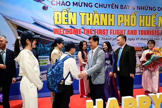 Ngành du lịch chào mừng chuyến bay và những du khách đầu tiên đến Cố đô Huế bằng đường hàng không năm 2025