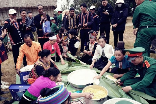 Bộ đội cùng đồng bào gói bánh chưng đón Tết tại Làng Văn hoá – Du lịch các dân tộc Việt Nam