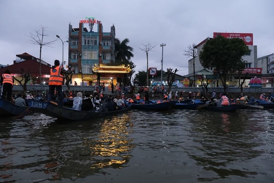 Hàng chục nghìn du khách khai hội chùa Hương