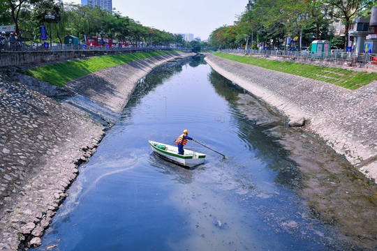 Chủ tịch Hà Nội giao các ngành khẩn trương  triển khai đồng bộ các giải pháp lấy nước từ sông Hồng qua hồ trung gian để bổ cập sông Tô Lịch