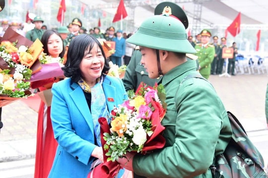 Bí thư Thành ủy Hà Nội động viên tân binh quận Ba Đình lên đường nhập ngũ