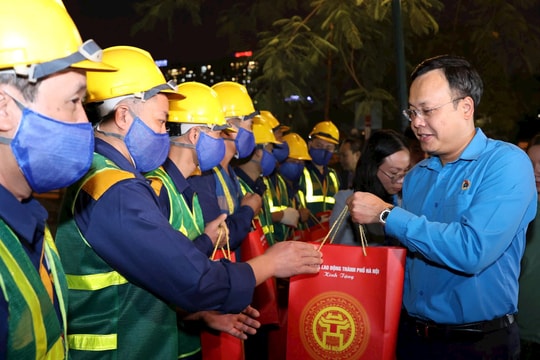 Hà Nội: Quan tâm, động viên công nhân đang thực hiện nhiệm vụ nạo vét sông Tô Lịch