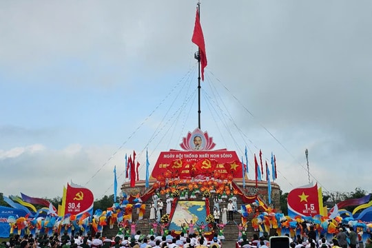 Lễ Thượng cờ “Thống nhất non sông” ở Đôi bờ Hiền Lương - Bến Hải
