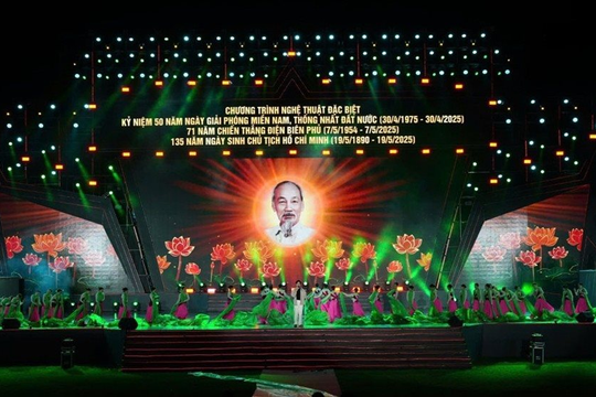 Chương trình nghệ thuật đặc biệt "Non sông gấm vóc - Một dải vinh quang"
