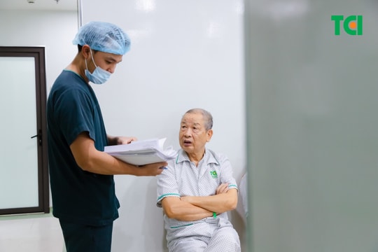 Phép màu Phaco: Thắp ánh sáng cho đôi mắt mờ đục tuổi U90