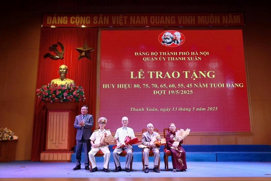 Phó Bí thư Thường trực Thành ủy Hà Nội Nguyễn Văn Phong trao Huy hiệu Đảng tại quận Thanh Xuân
