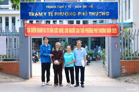 Ấm lòng các cụ cao tuổi phường Phú Thượng trong ngày hội khám sức khỏe