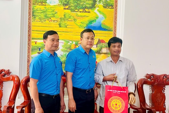 Chủ tịch LĐLĐ thành phố Hà Nội thăm, tặng quà công nhân bị tai nạn lao động